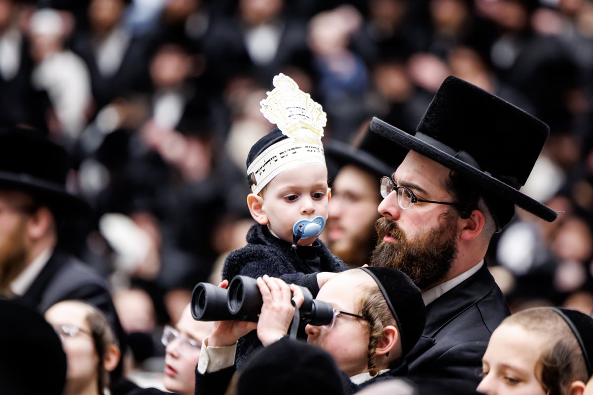 האדמו"ר מסקווירא בריקודין עם הספר תורה בבית מדרשו