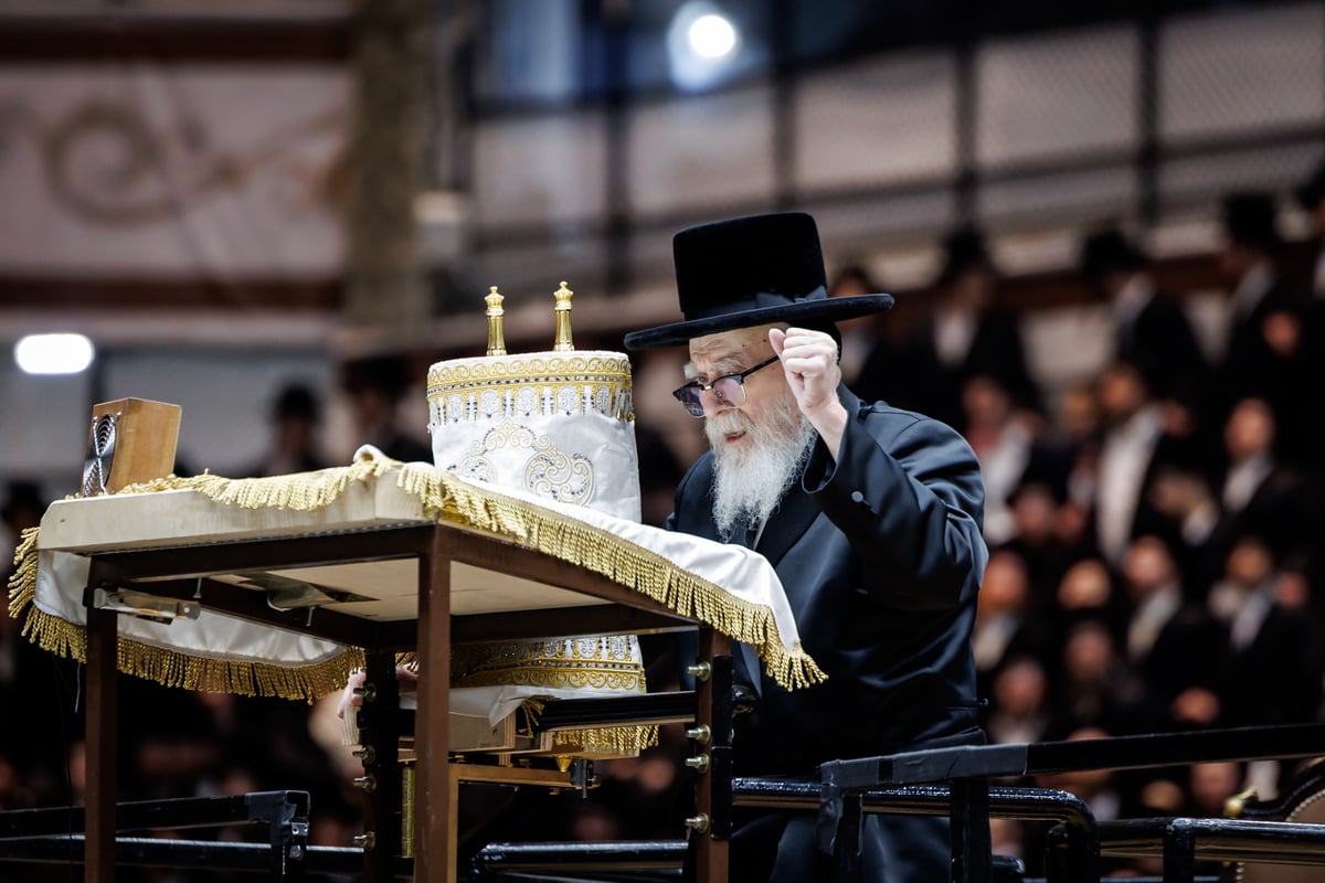 האדמו"ר מסקווירא בריקודין עם הספר תורה בבית מדרשו