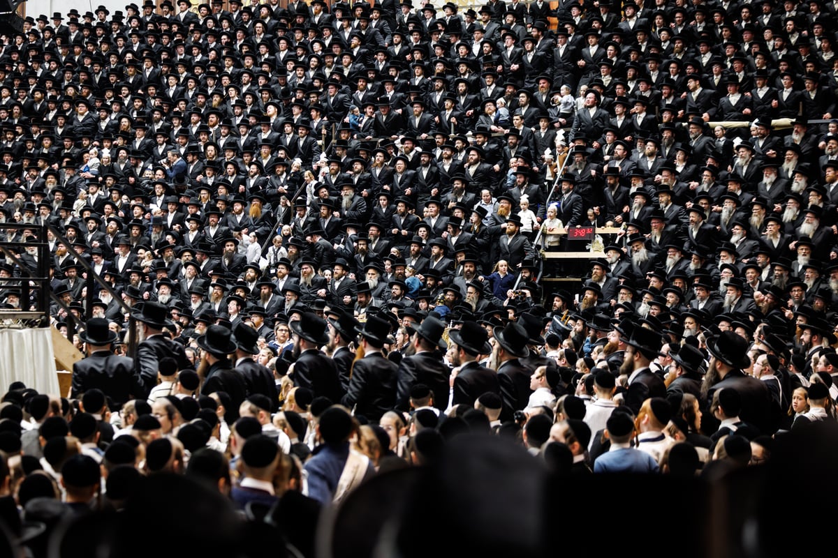 האדמו"ר מסקווירא בריקודין עם הספר תורה בבית מדרשו