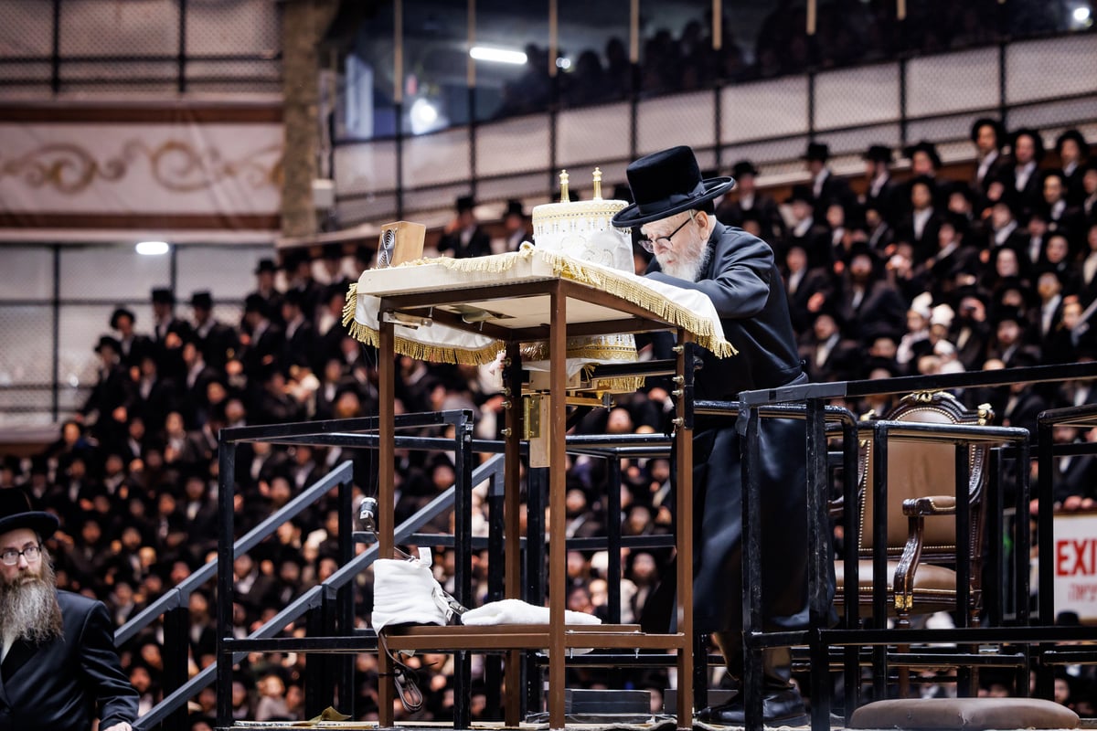 האדמו"ר מסקווירא בריקודין עם הספר תורה בבית מדרשו