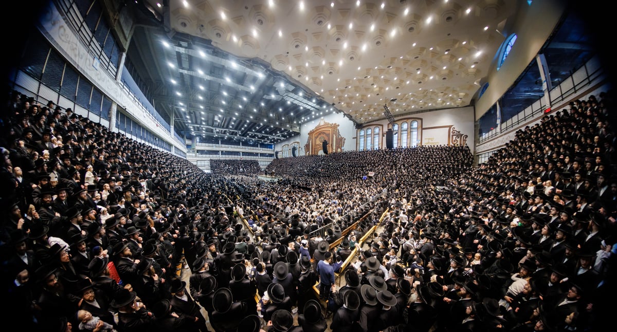 האדמו"ר מסקווירא בריקודין עם הספר תורה בבית מדרשו