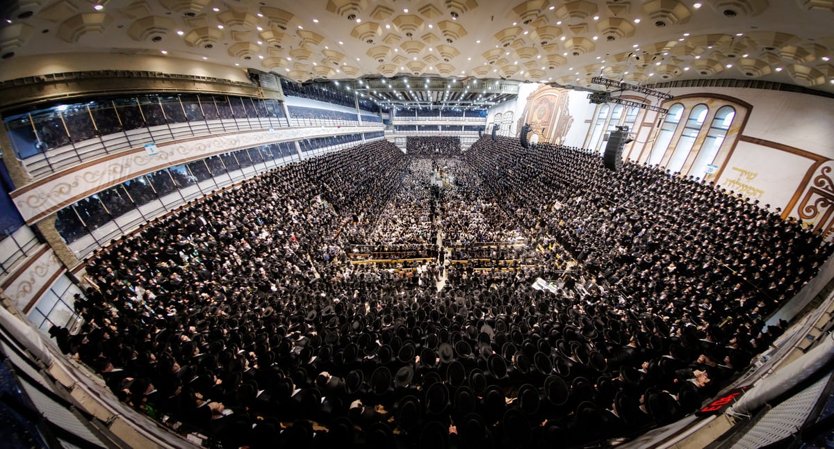 האדמו"ר מסקווירא בריקודין עם הספר תורה בבית מדרשו