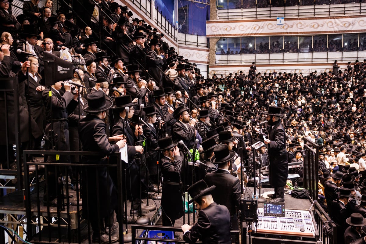 האדמו"ר מסקווירא בריקודין עם הספר תורה בבית מדרשו