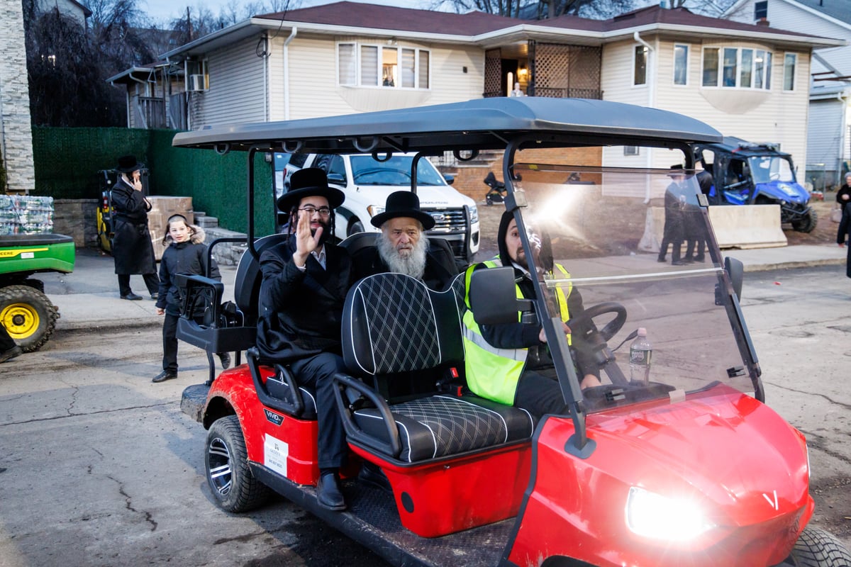 האדמו"ר מסקווירא בריקודין עם הספר תורה בבית מדרשו