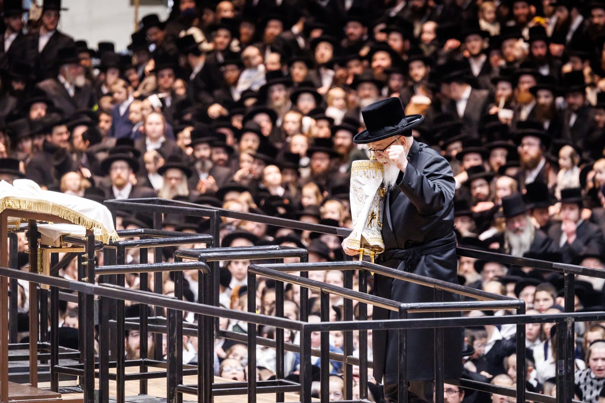 האדמו"ר מסקווירא בריקודין עם הספר תורה בבית מדרשו