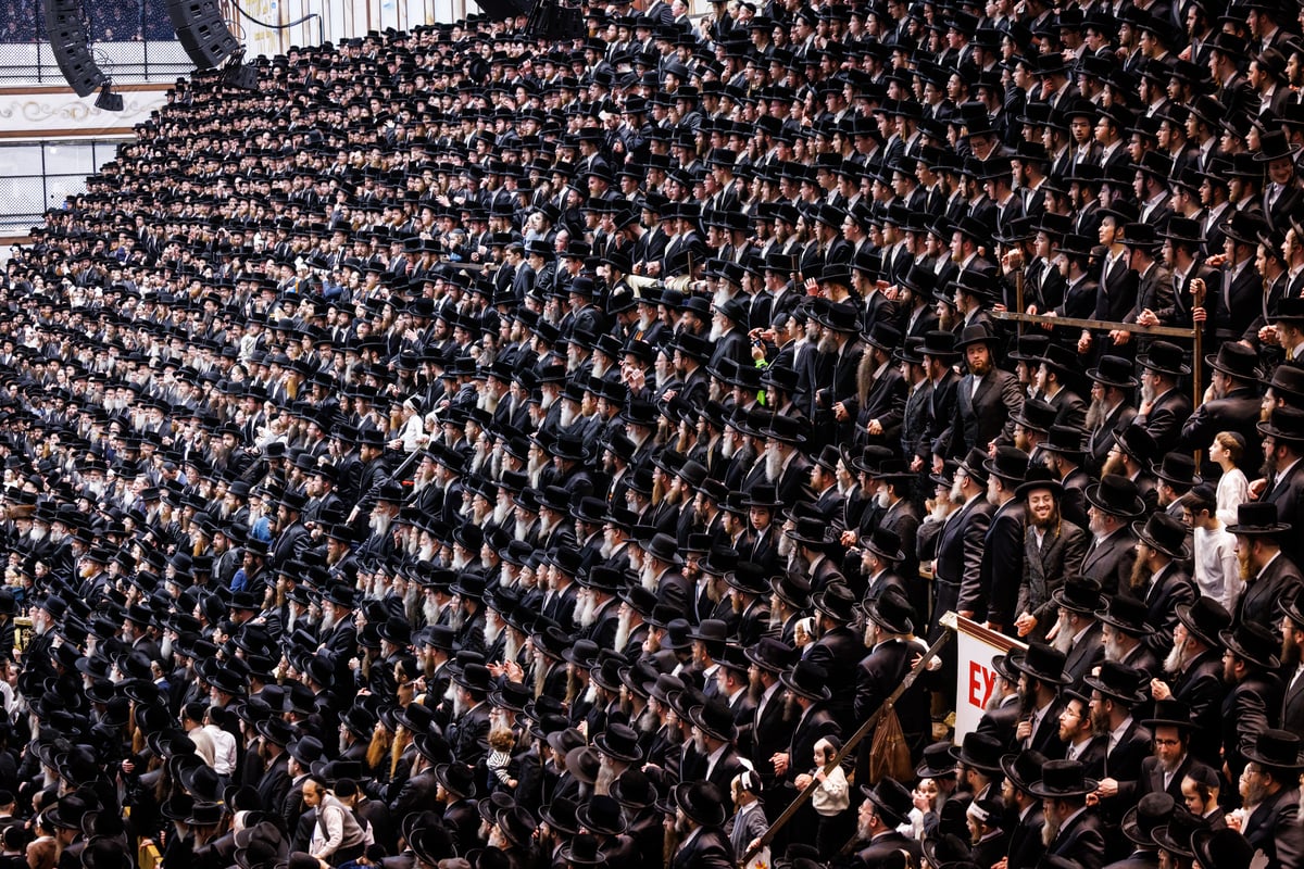 האדמו"ר מסקווירא בריקודין עם הספר תורה בבית מדרשו