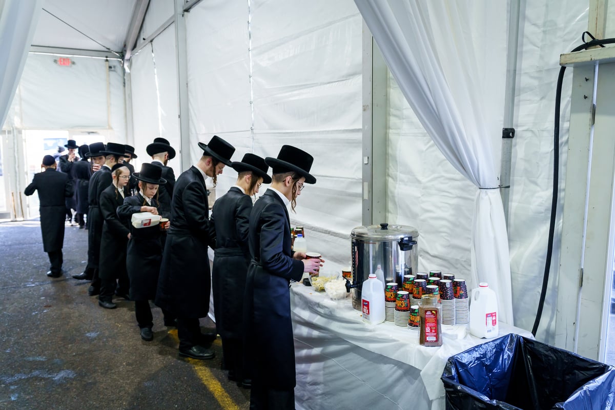 האדמו"ר מסקווירא בתפילת שחרית עם תלמידי הישיבות