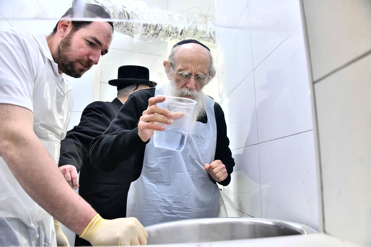 הגה"צ רבי שמעון גלאי באפיית מצות