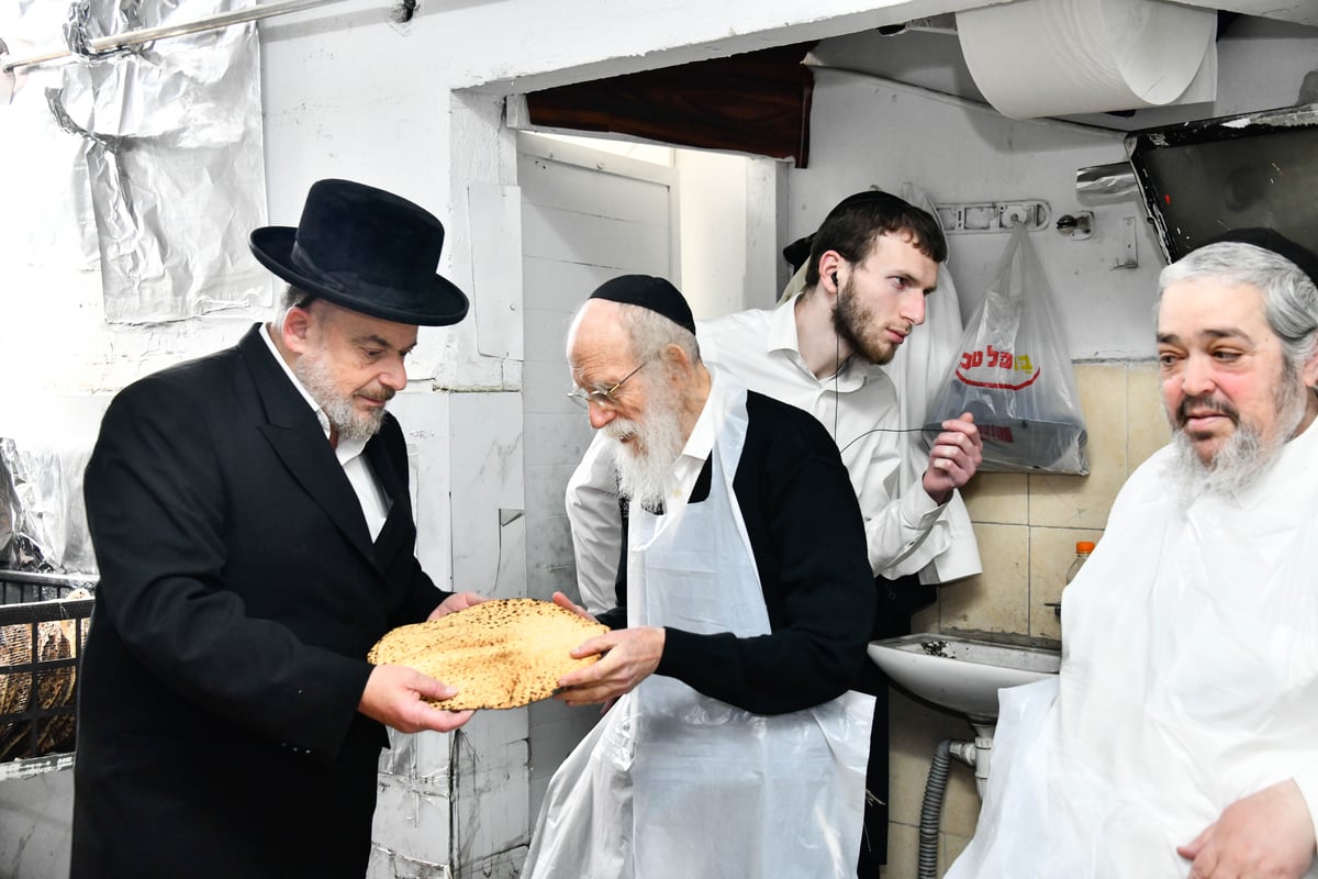 הגה"צ רבי שמעון גלאי באפיית מצות