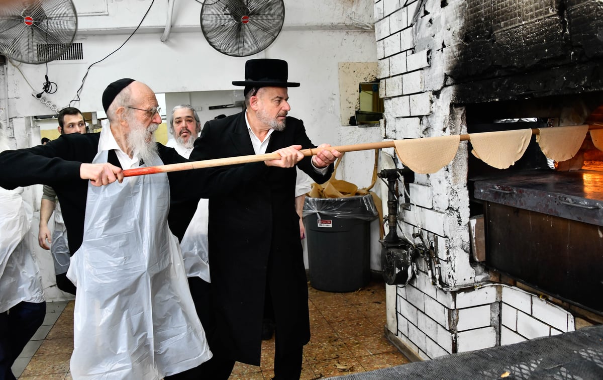 הגה"צ רבי שמעון גלאי באפיית מצות