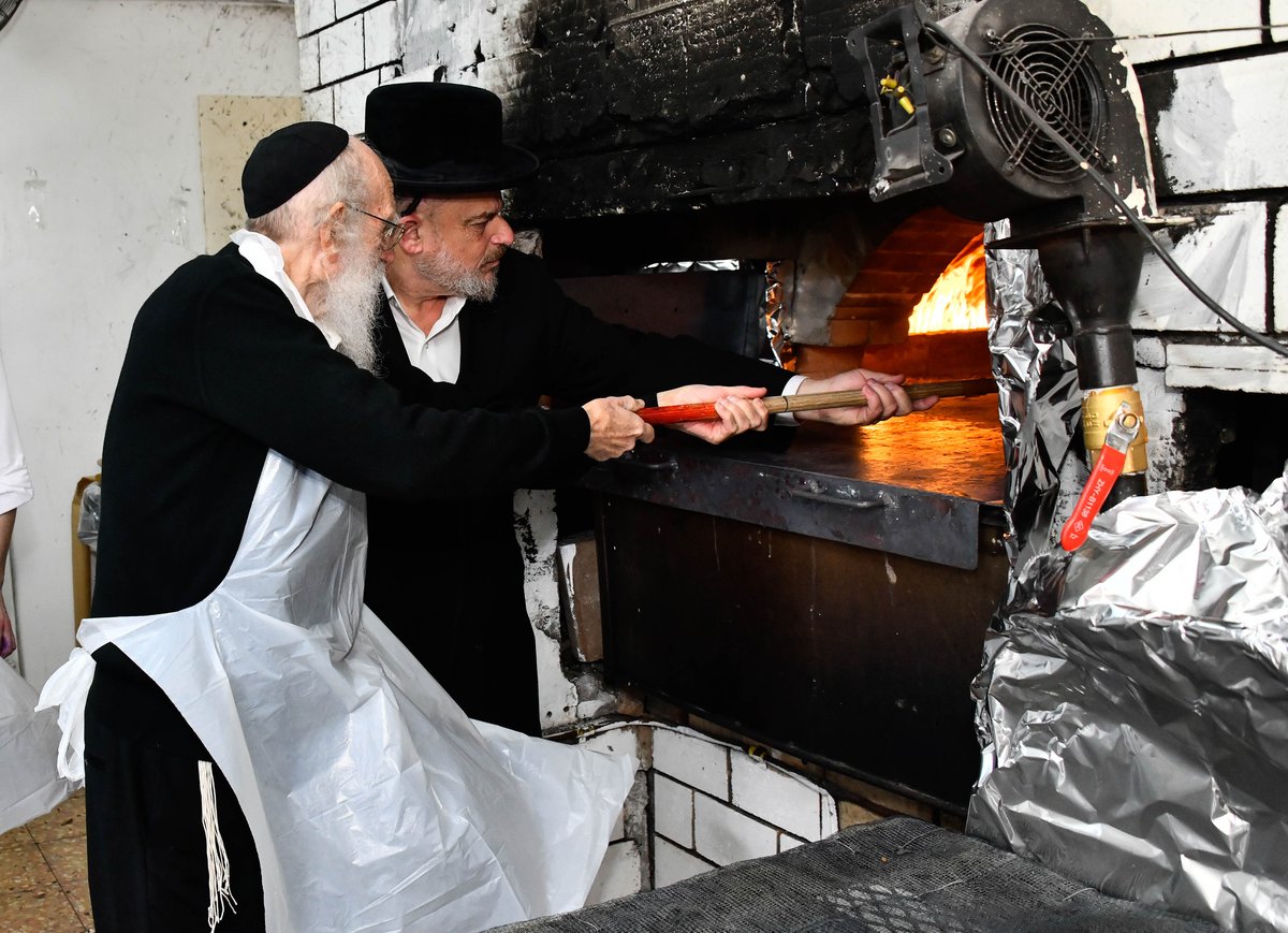 הגה"צ רבי שמעון גלאי באפיית מצות