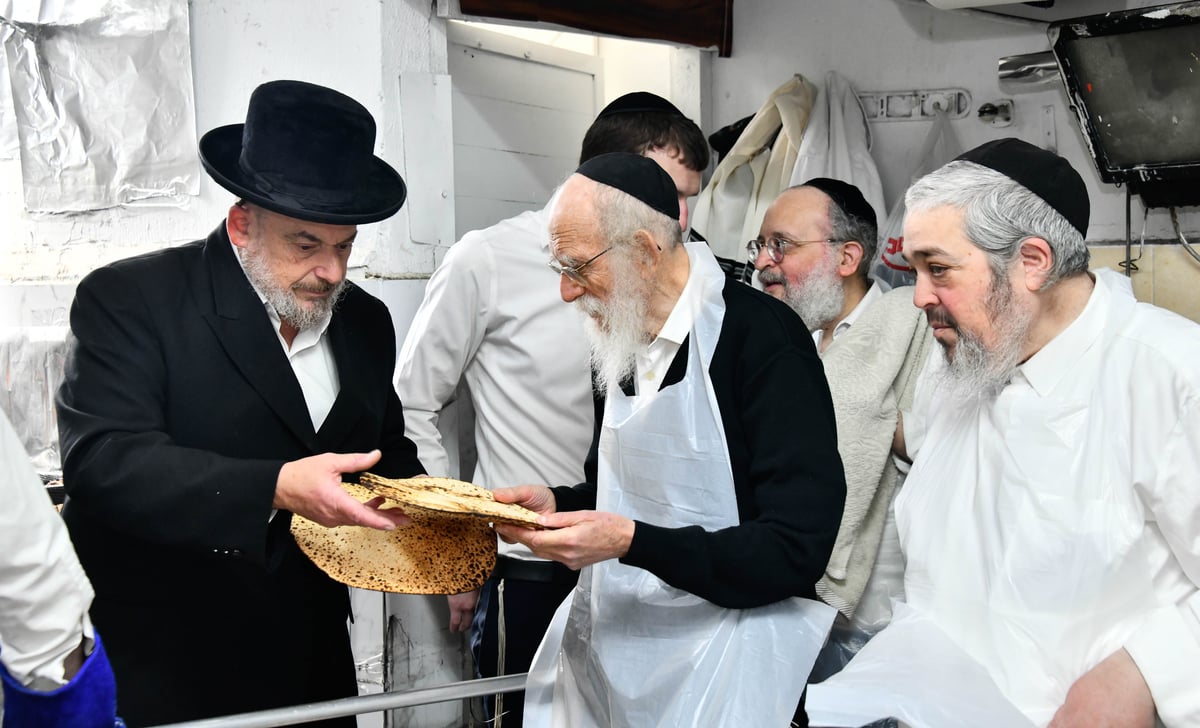 הגה"צ רבי שמעון גלאי באפיית מצות