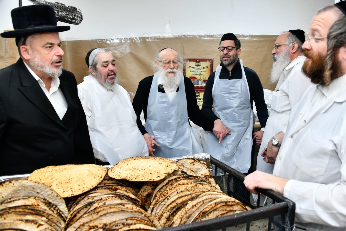 הגה"צ רבי שמעון גלאי באפיית מצות