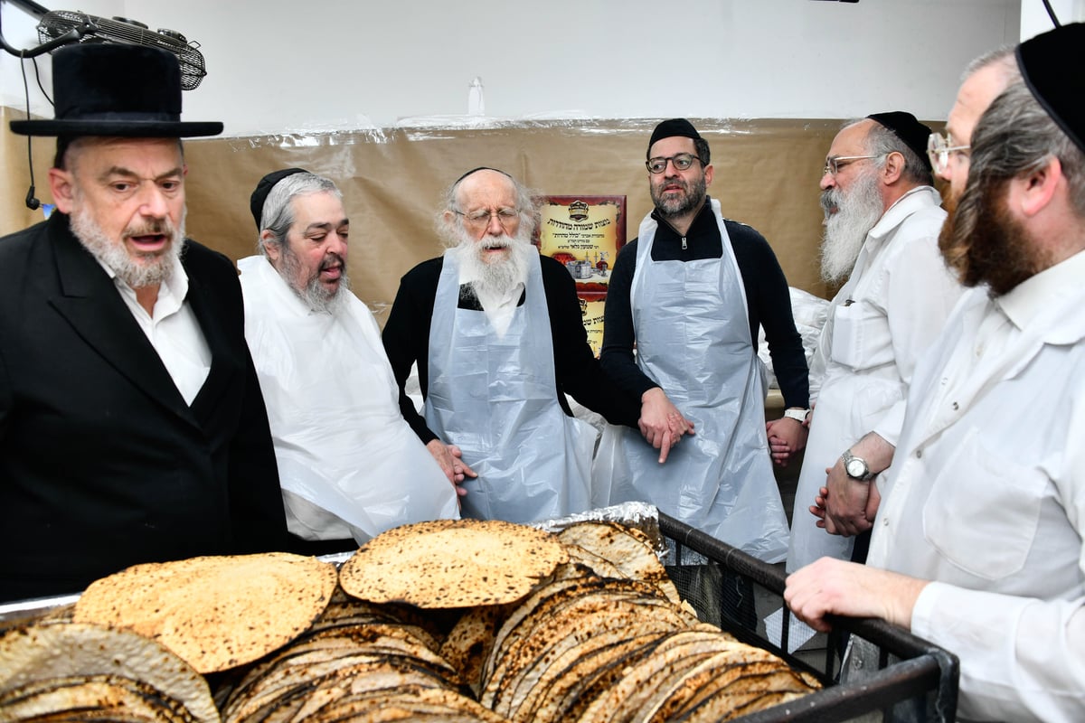 הגה"צ רבי שמעון גלאי באפיית מצות