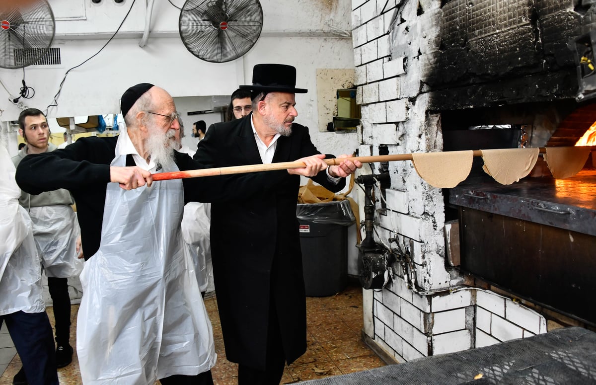 הגה"צ רבי שמעון גלאי באפיית מצות