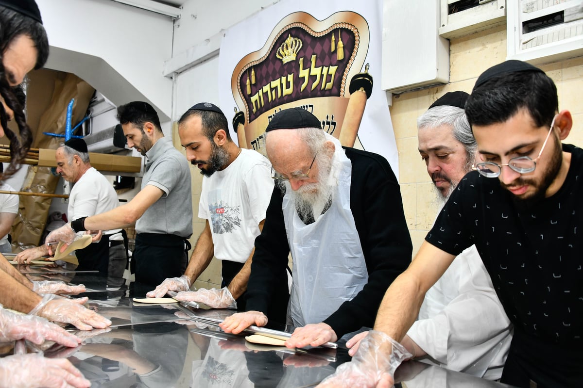 הגה"צ רבי שמעון גלאי באפיית מצות