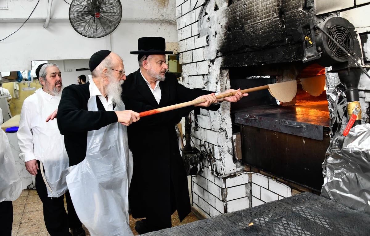 הגה"צ רבי שמעון גלאי באפיית מצות