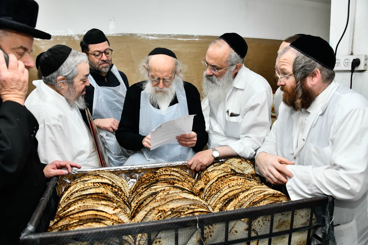 הגה"צ רבי שמעון גלאי באפיית מצות