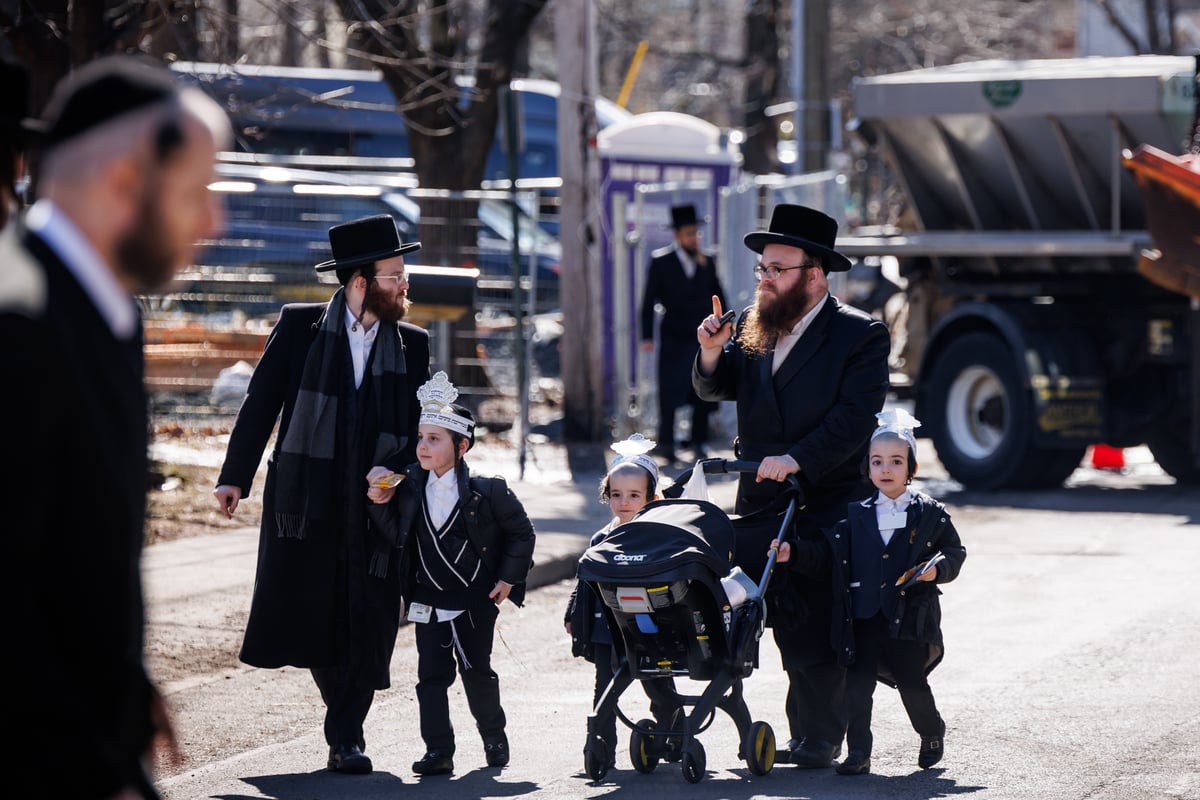 תהלוכת הכנסת ספר התורה בסקווירא