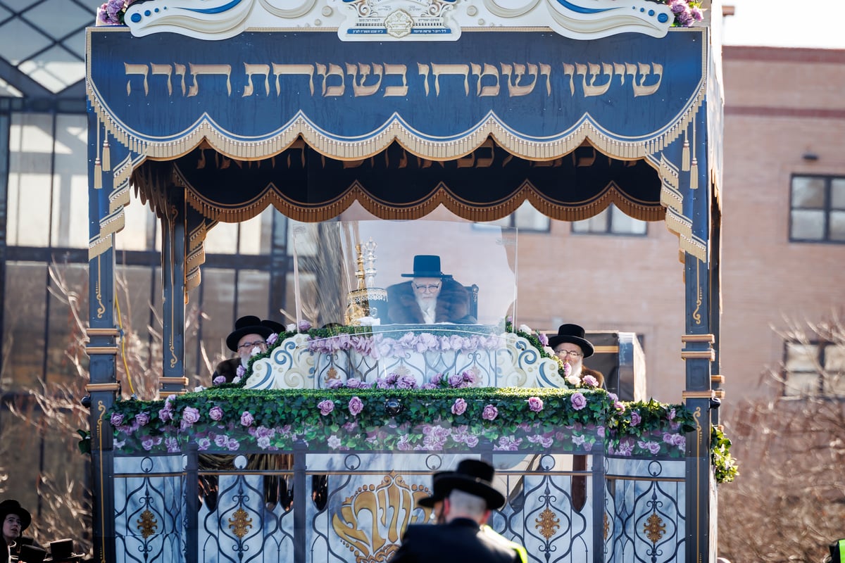 תהלוכת הכנסת ספר התורה בסקווירא