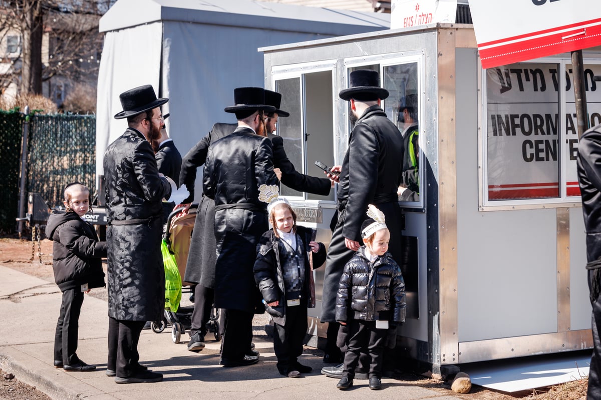 תהלוכת הכנסת ספר התורה בסקווירא