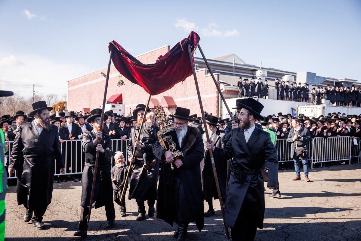 תהלוכת הכנסת ספר התורה בסקווירא