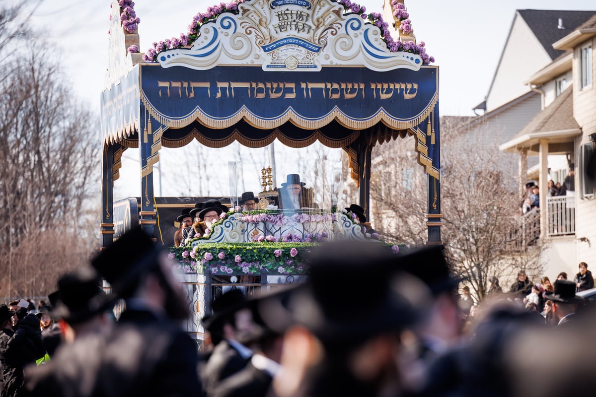 תהלוכת הכנסת ספר התורה בסקווירא