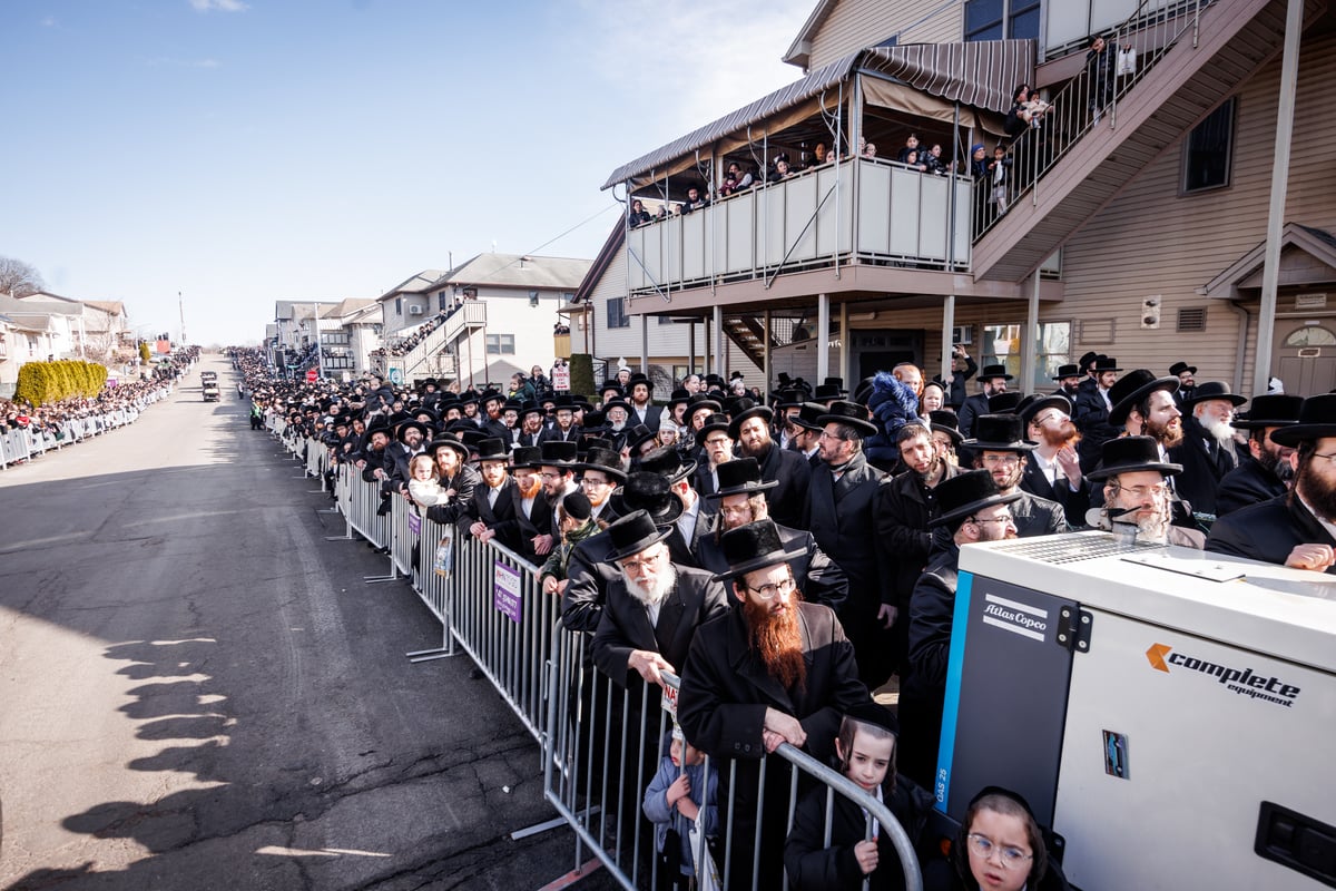 תהלוכת הכנסת ספר התורה בסקווירא