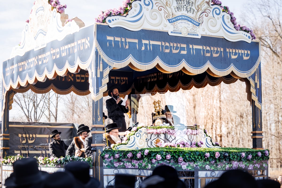 תהלוכת הכנסת ספר התורה בסקווירא