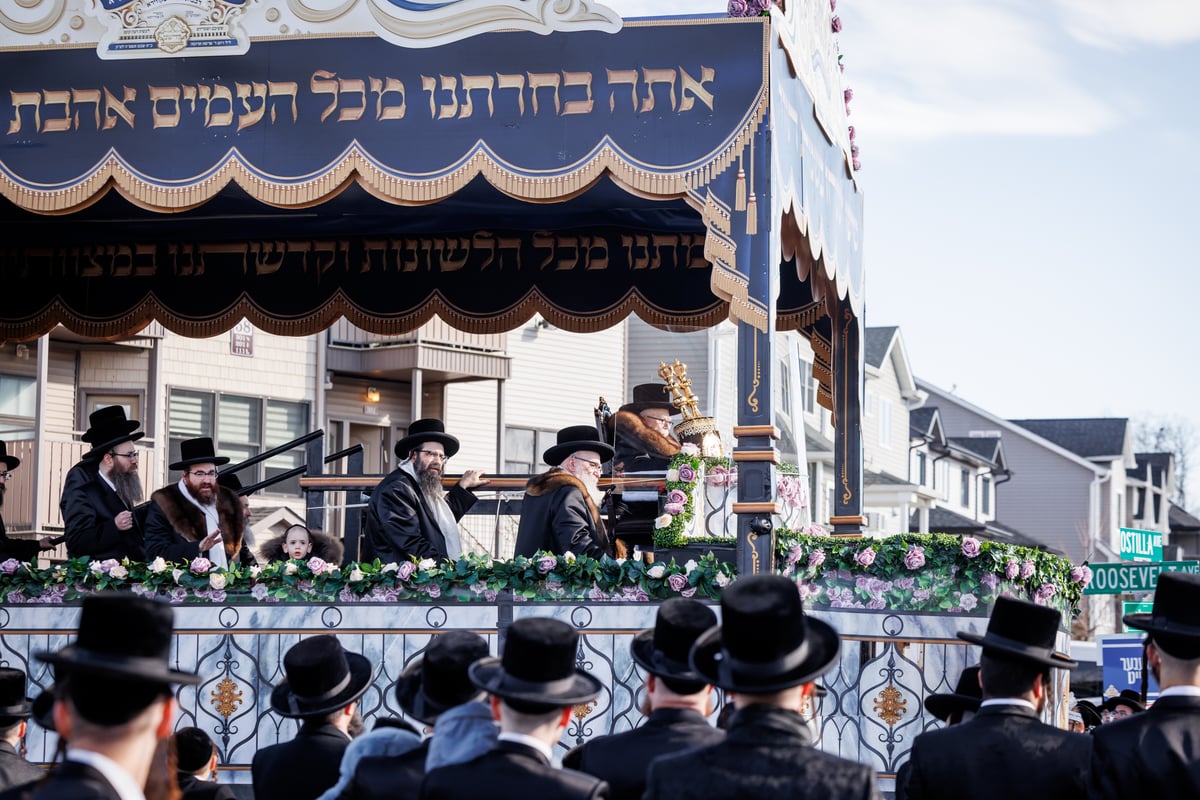 תהלוכת הכנסת ספר התורה בסקווירא