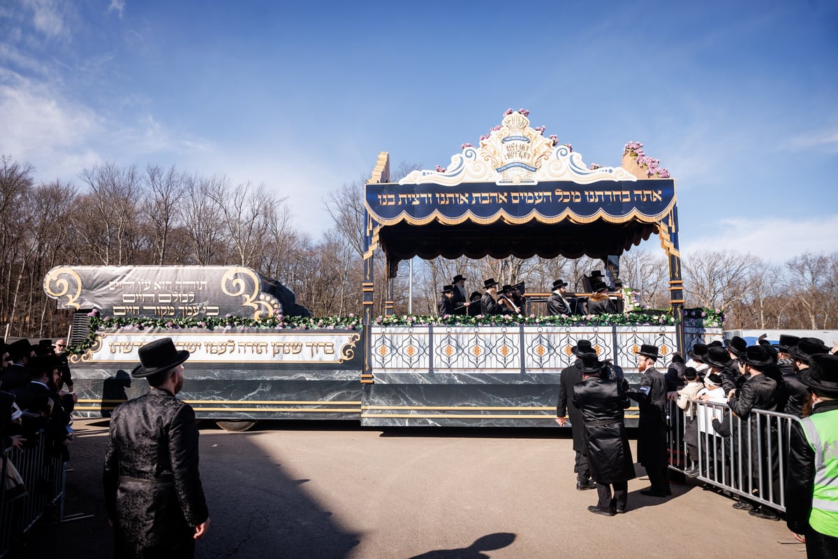 תהלוכת הכנסת ספר התורה בסקווירא