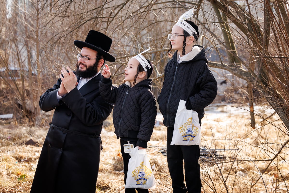 תהלוכת הכנסת ספר התורה בסקווירא