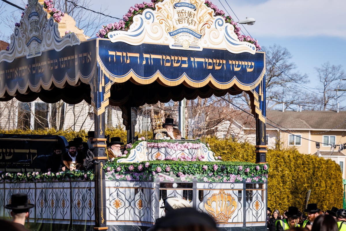 תהלוכת הכנסת ספר התורה בסקווירא