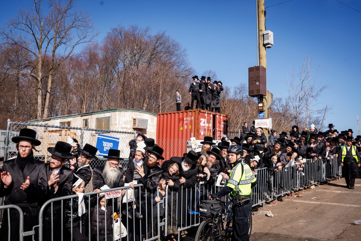 תהלוכת הכנסת ספר התורה בסקווירא