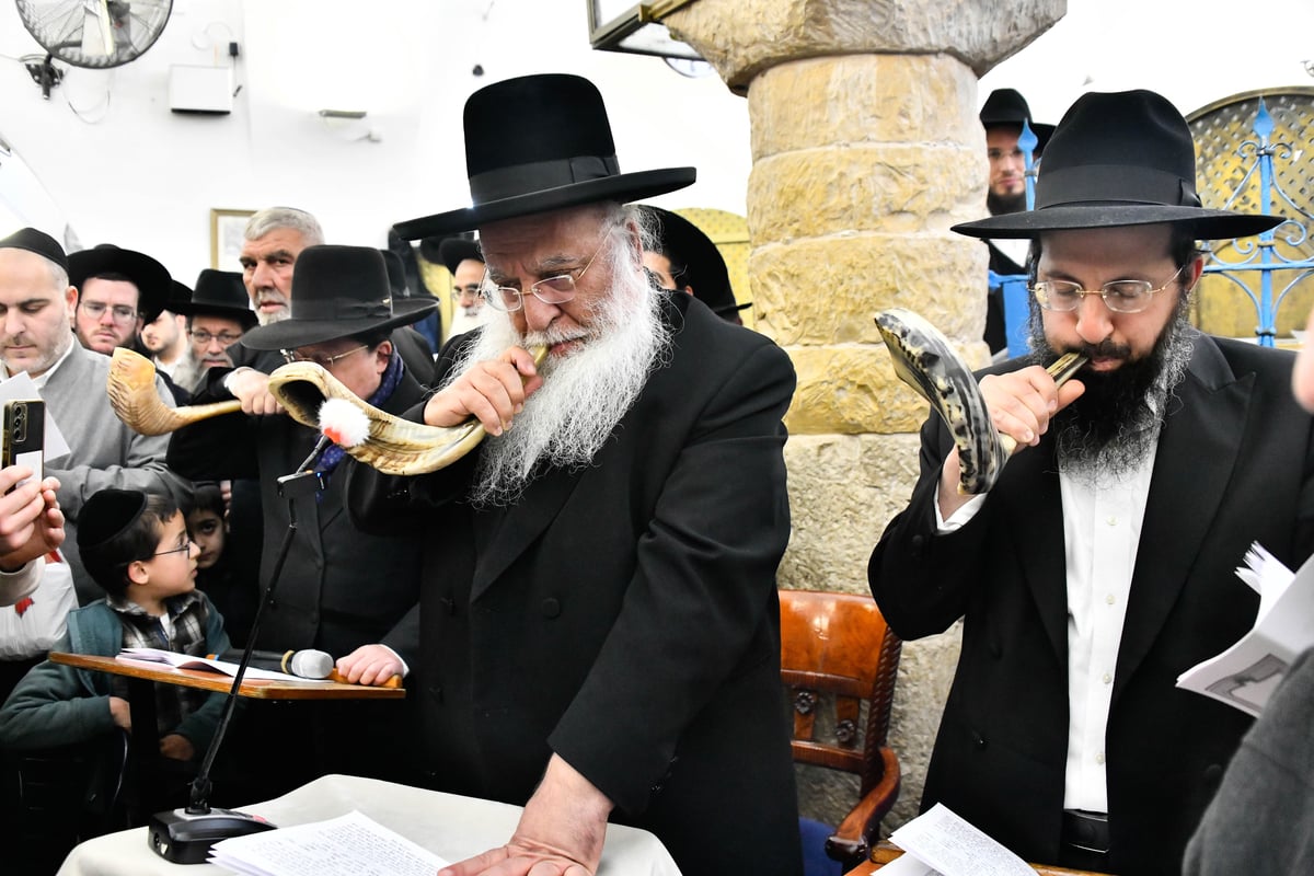 ישיבת המקובלים 'נהר שלום' ביום תפילה במירון