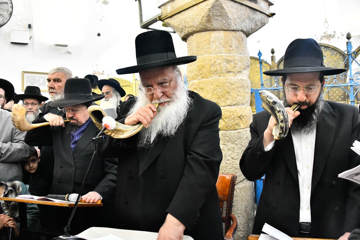 ישיבת המקובלים 'נהר שלום' ביום תפילה במירון