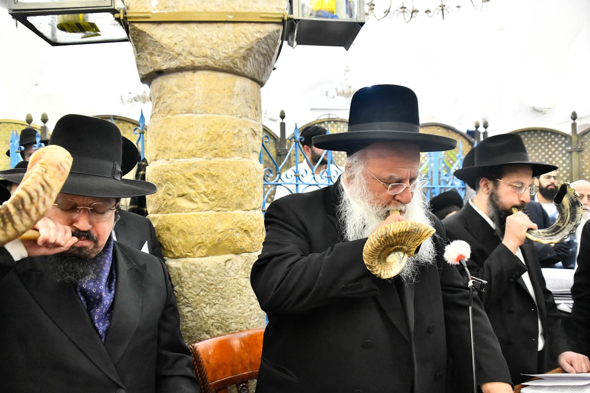 ישיבת המקובלים 'נהר שלום' ביום תפילה במירון