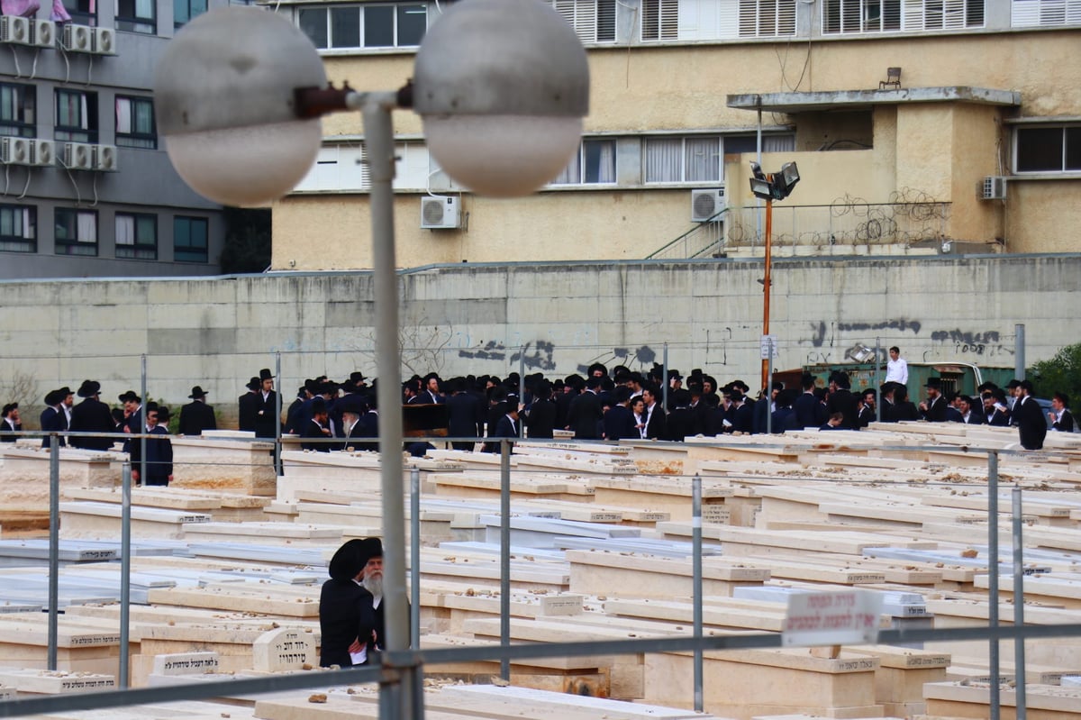 מסע הלוויית הגאון רבי זאב ברלין זצ"ל