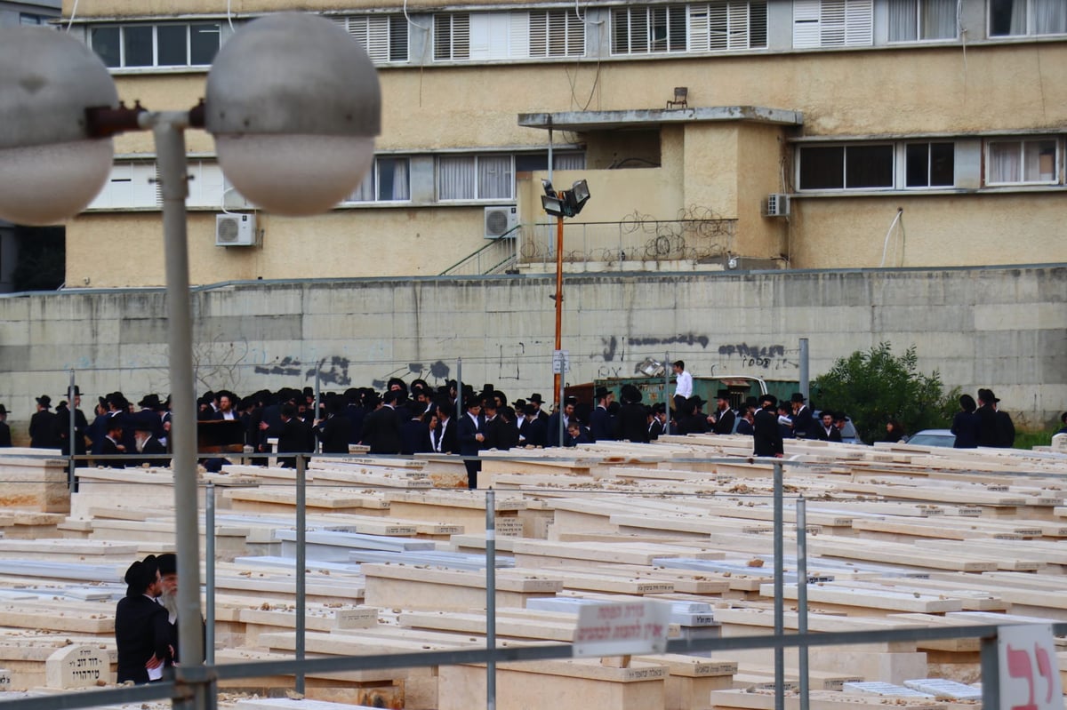 מסע הלוויית הגאון רבי זאב ברלין זצ"ל