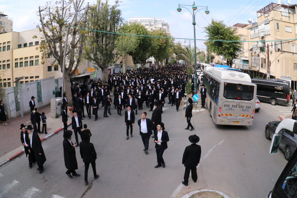 מסע הלוויית הגאון רבי זאב ברלין זצ"ל