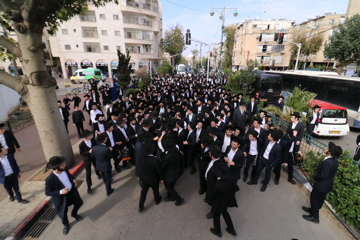 מסע הלוויית הגאון רבי זאב ברלין זצ"ל