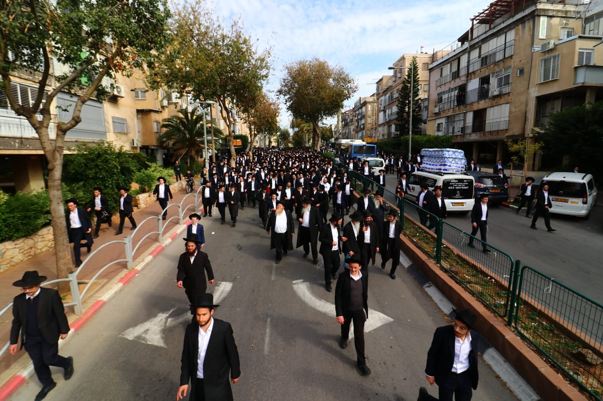 מסע הלוויית הגאון רבי זאב ברלין זצ"ל