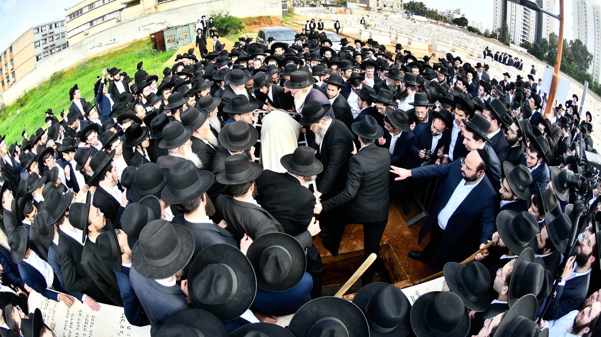 מסע הלוויית הגאון רבי זאב ברלין זצ"ל