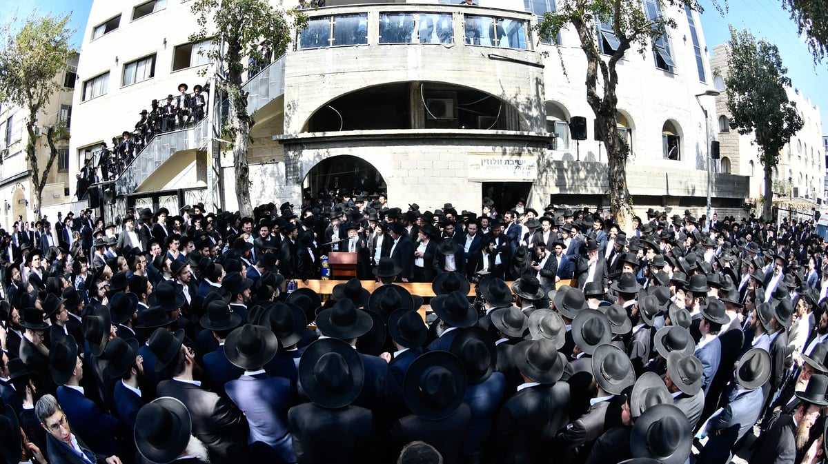 מסע הלוויית הגאון רבי זאב ברלין זצ"ל