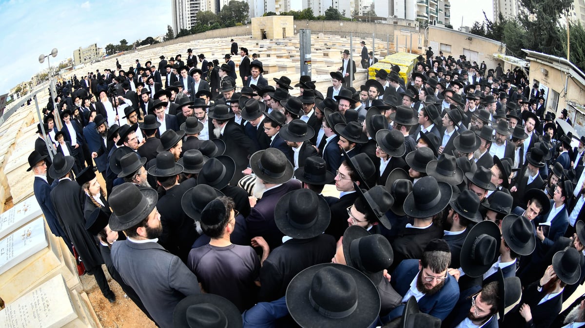 מסע הלוויית הגאון רבי זאב ברלין זצ"ל