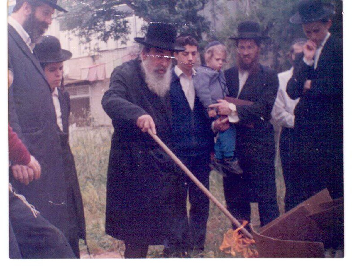 הרה"ח ר' יונה שיינבך ז"ל לצד רבו זצ"ל בשריפת חמץ