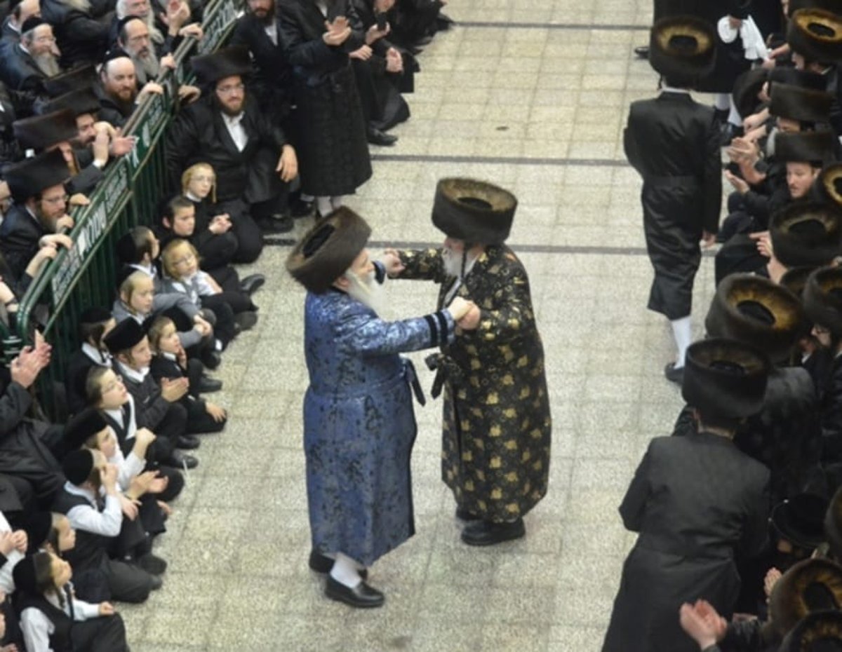 האדמו"ר מבאבוב בריקוד עם האדמו"ר מויז'ניץ