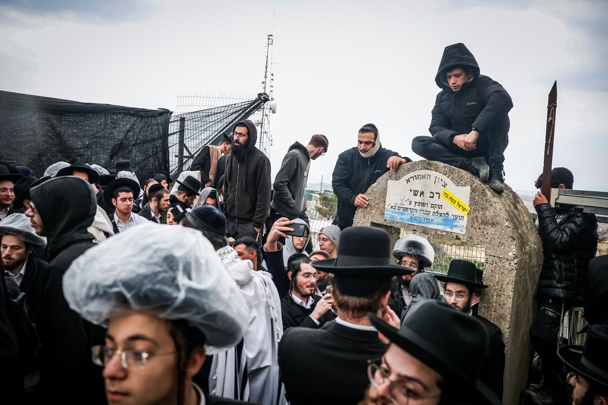 כניסת מתפללים לציון רב אשי בגבול ישראל - לבנון