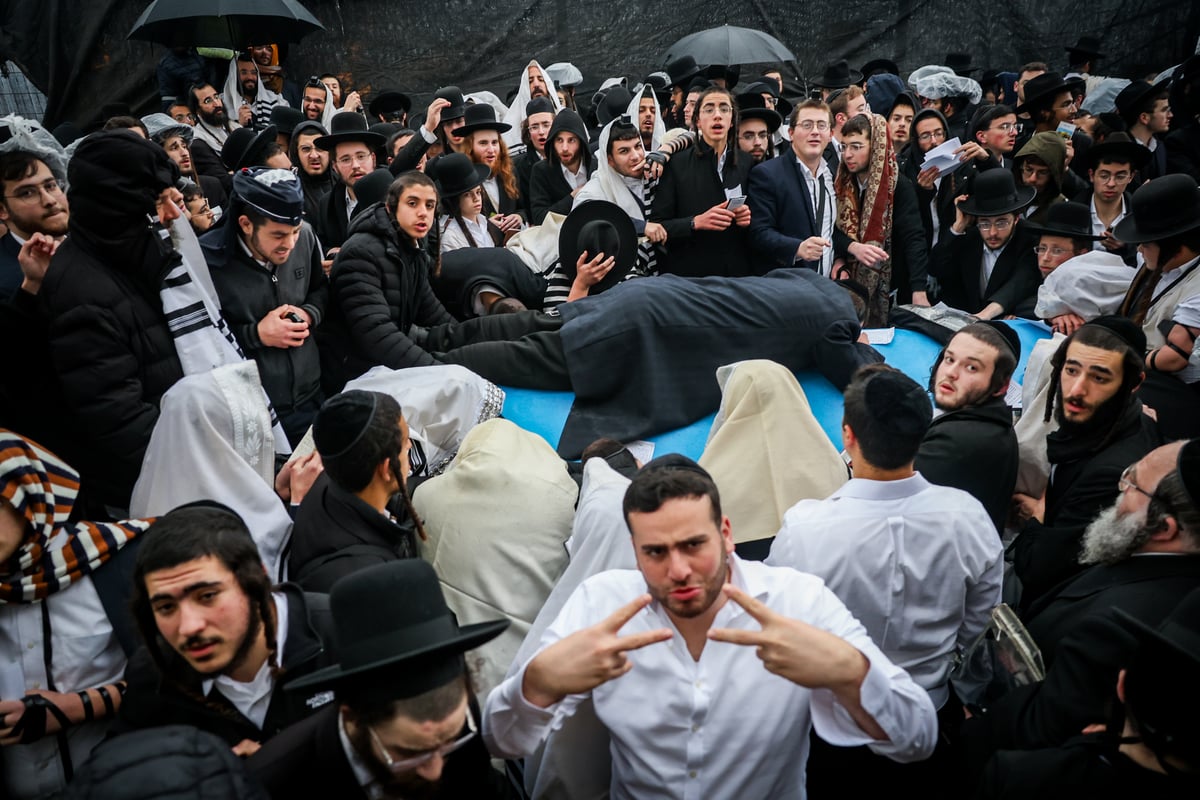 כניסת מתפללים לציון רב אשי בגבול ישראל - לבנון