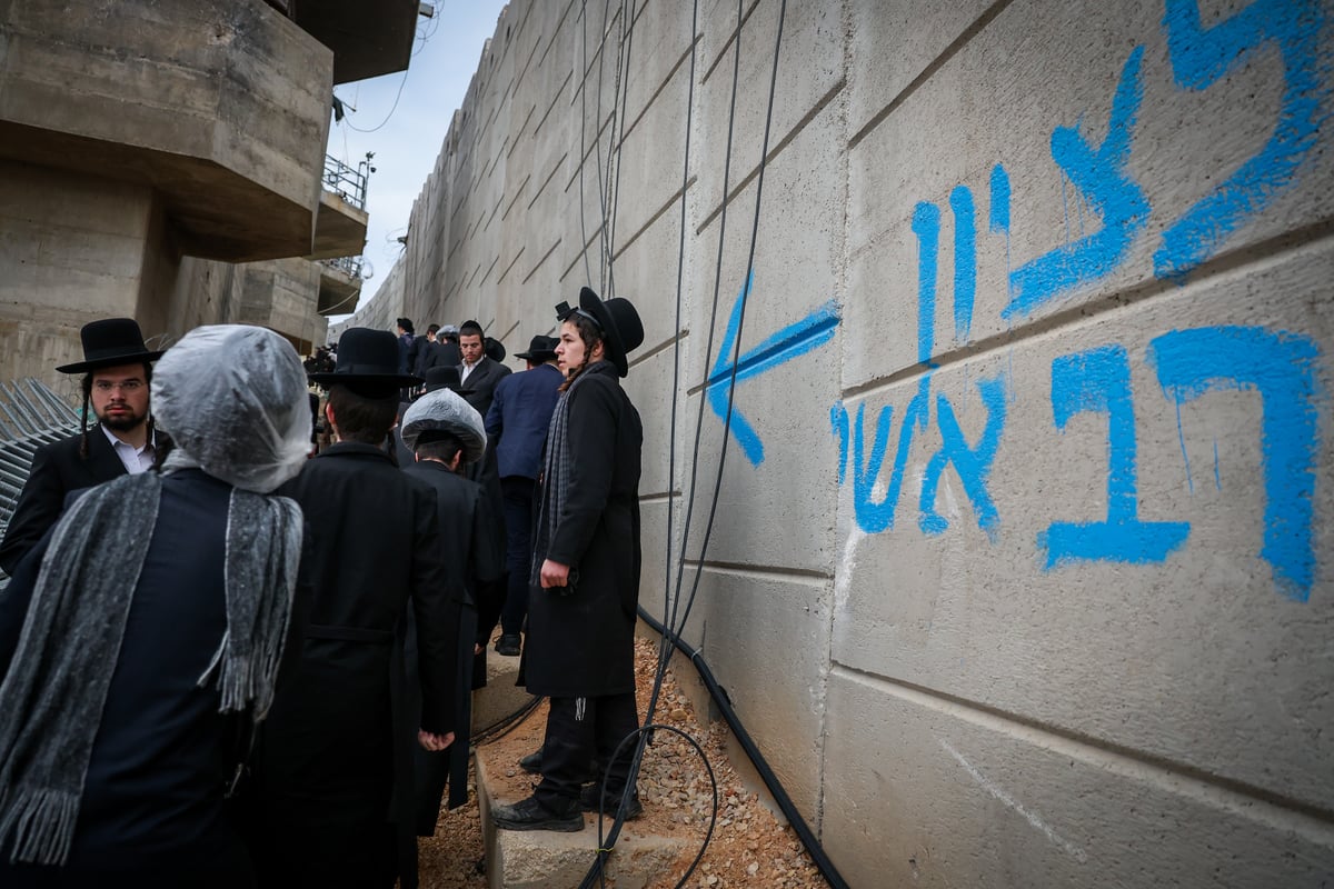 כניסת מתפללים לציון רב אשי בגבול ישראל - לבנון